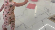 فرار بامزه دختر بچه از جوجه اردک؛ این کوچولو دست بردار نیست!