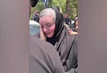 حضور هنرمندان در مراسم خاکسپاری مادر داریوش فرضیایی