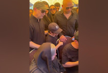 ویدیو غم انگیز از داریوش فرضیایی (عموپورنگ) در خاکسپاری مادرش