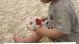 کلیپ بامزه لالایی خواندن دختر بچه برای عروسک