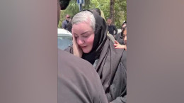 حضور هنرمندان در مراسم خاکسپاری مادر داریوش فرضیایی