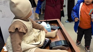 کلیپ دختر بچه کاسب و کارت کشیدن برای مشتری
