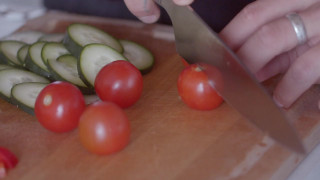 ویدیو خام خرد کردن خیار و گوجه برای ادیت