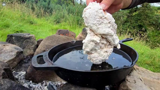 برگر مرغ ترد با عسل تند روی آتش؛ آشپزی در دل جنگل
